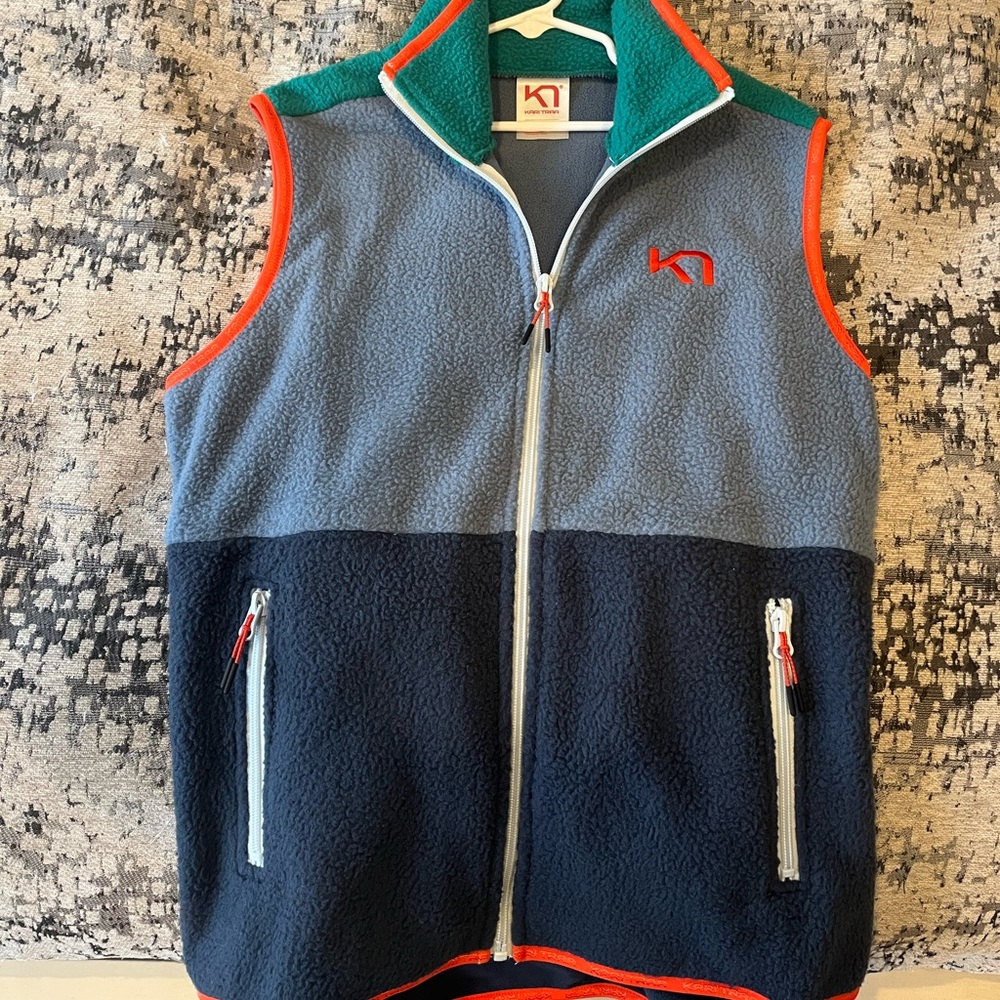 New w/o tags womens fleece vest!  Pretty color blocking!